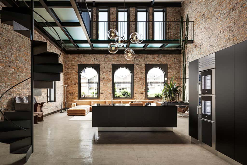 Amsterdam'daki bir loftta, Unox Casa SuperOven akıllı fırını bulunan endüstriyel tarzda mutfak.