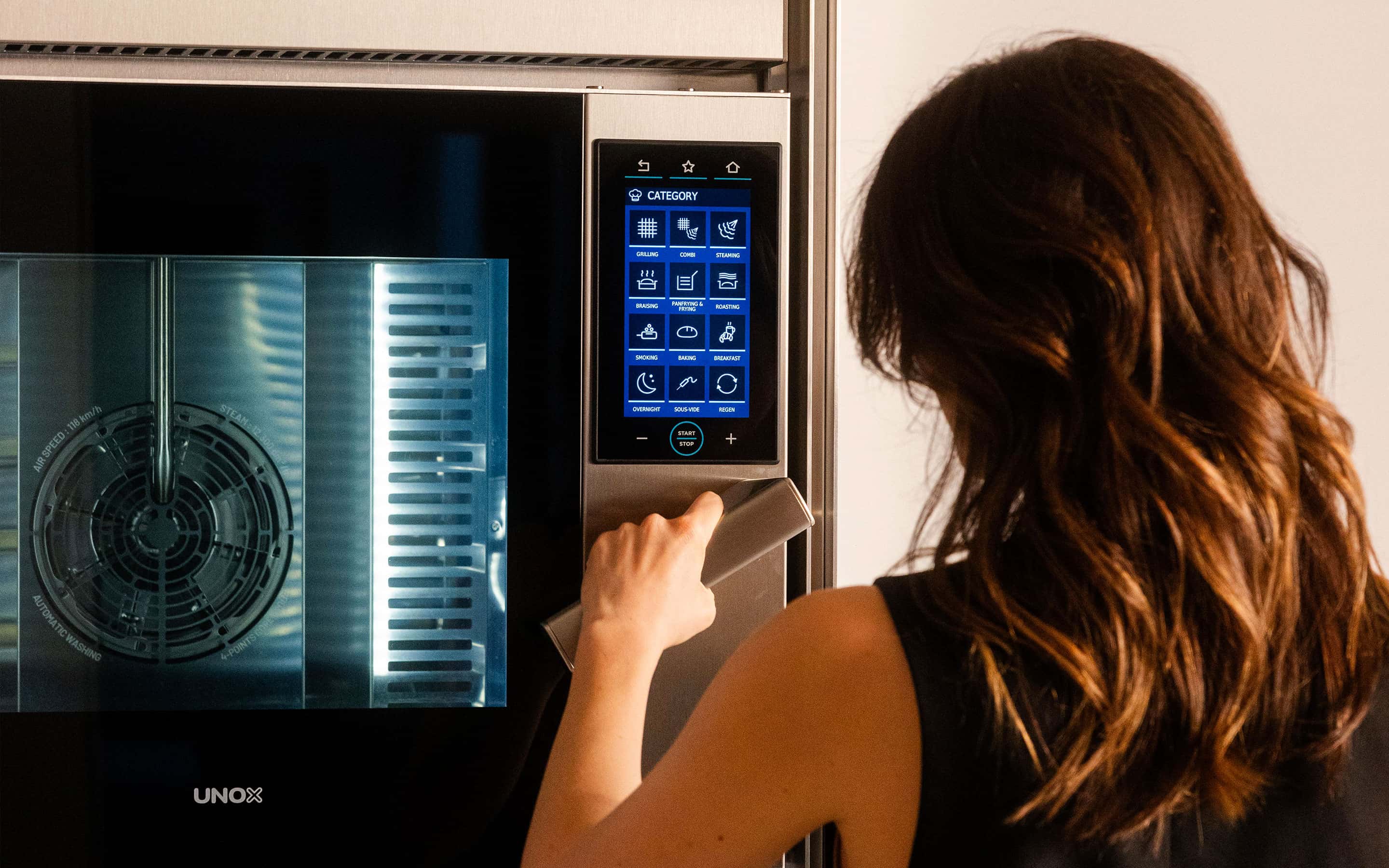Unox Casa SuperOven Model 1S – Paslanmaz çelik kaplamalı, yerden tasarruf sağlayan en iyi lüks tek hazneli akıllı fırın
