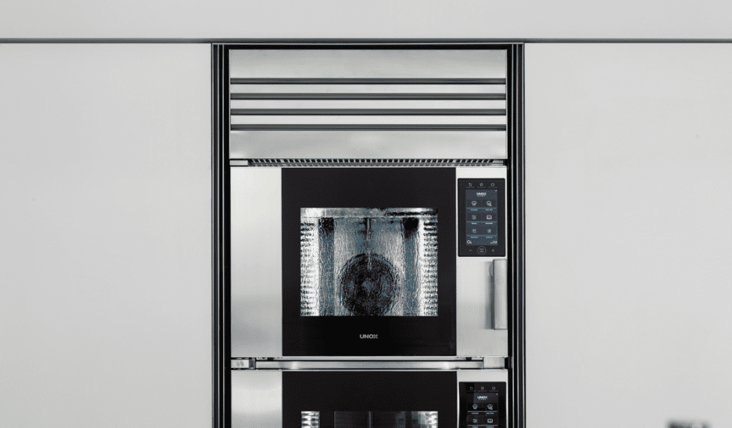 SuperOven by Unox Casa is equipped with an integrated automatic washing system.